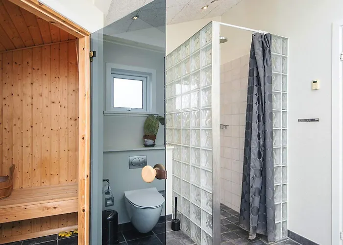 8 Person In Oksbol-by Traum