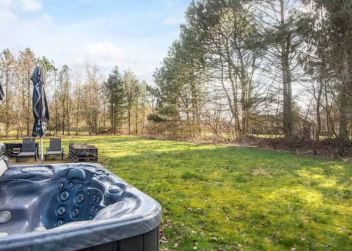 8 Person In Oksbol-by Traum *