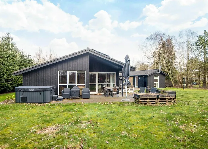 8 Person In Oksbol-by Traum